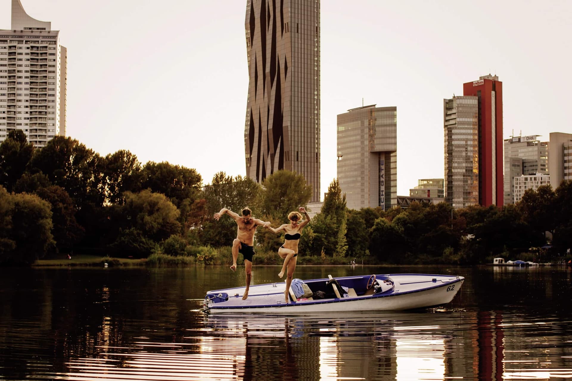 Boot und Badende auf der Alten Donau in Wien