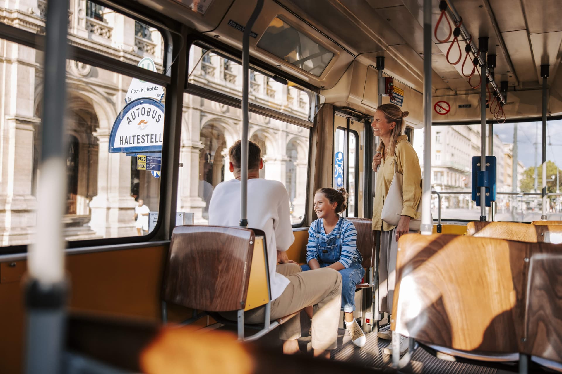 Touristen in einer Wiener Straßenbahn